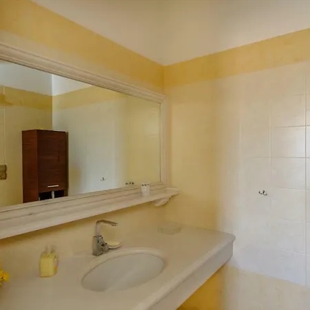 Syros-vari Vári